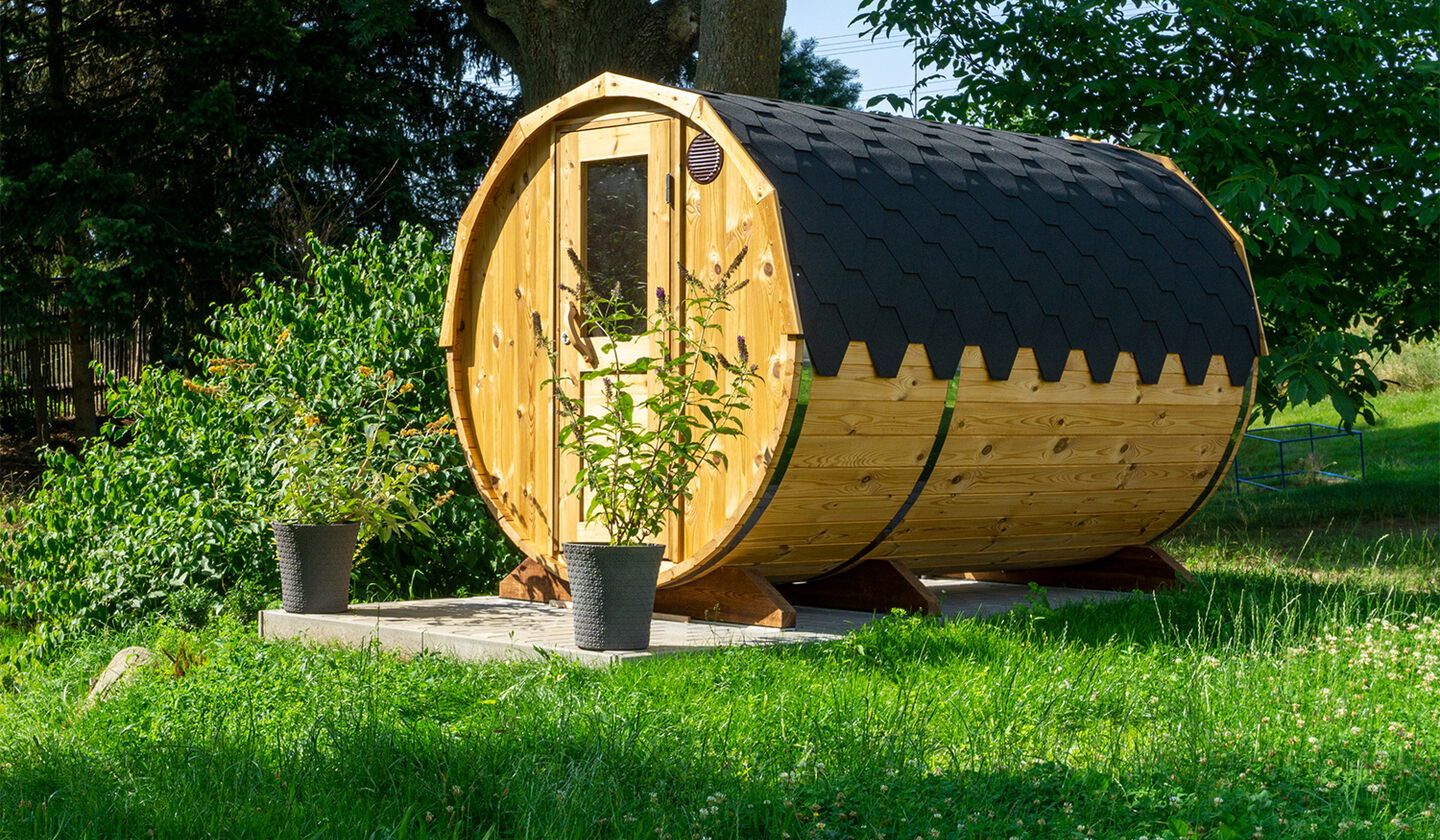 Fasssauna im Garten