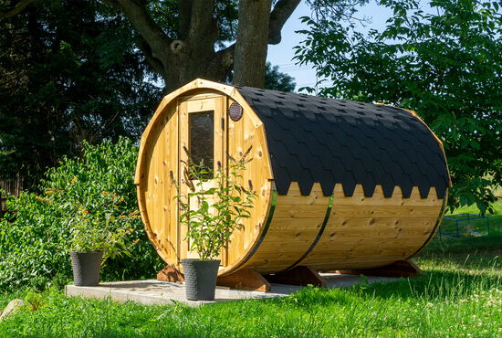 Fasssauna im Garten